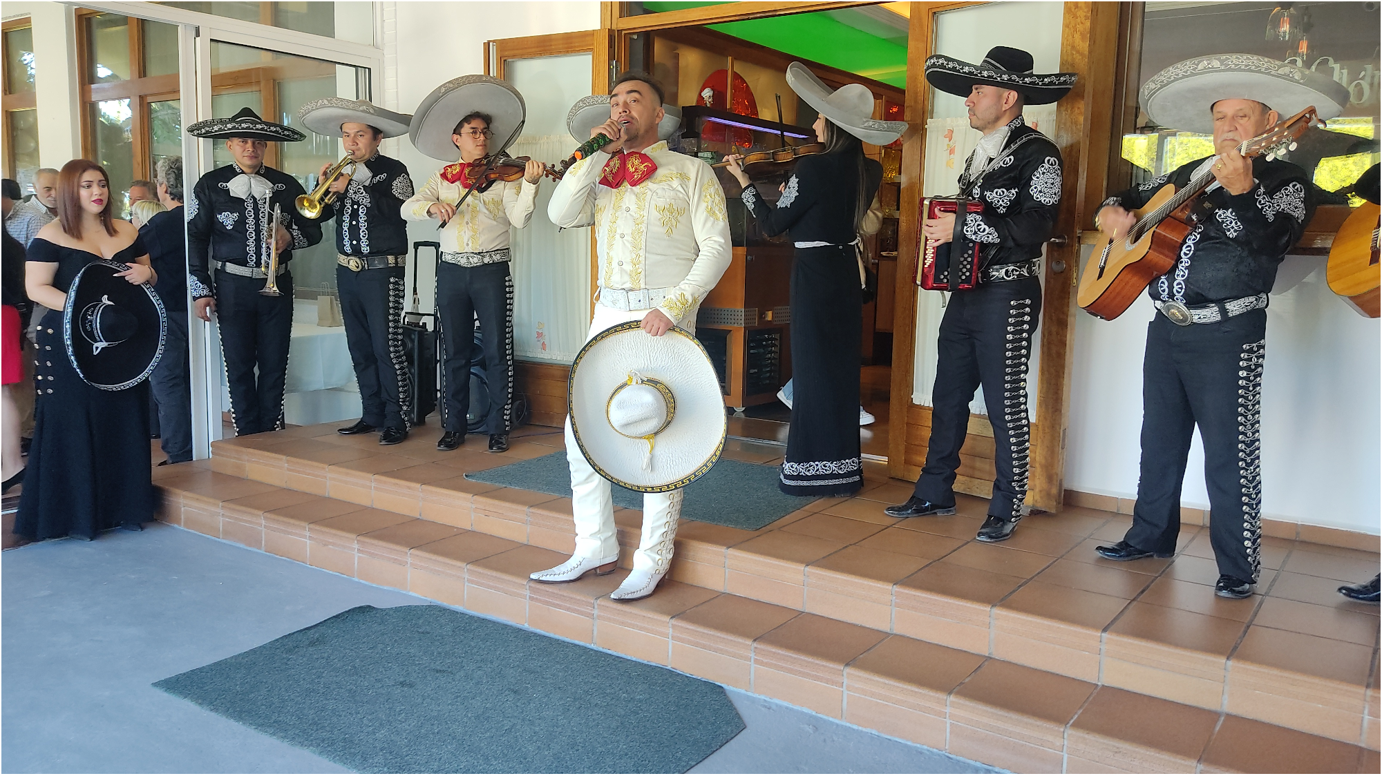 Momento especial con Mariachis En Valencia de Tito Ruiz