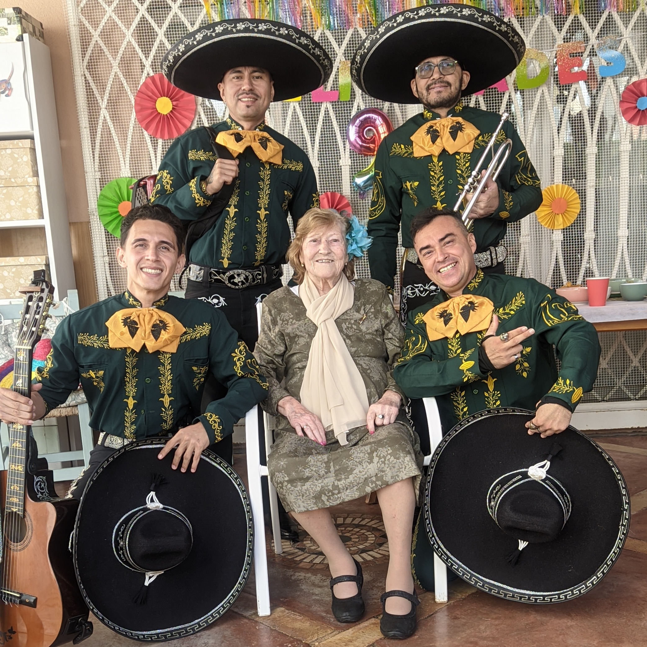 Mariachi cantando Las Mañanitas