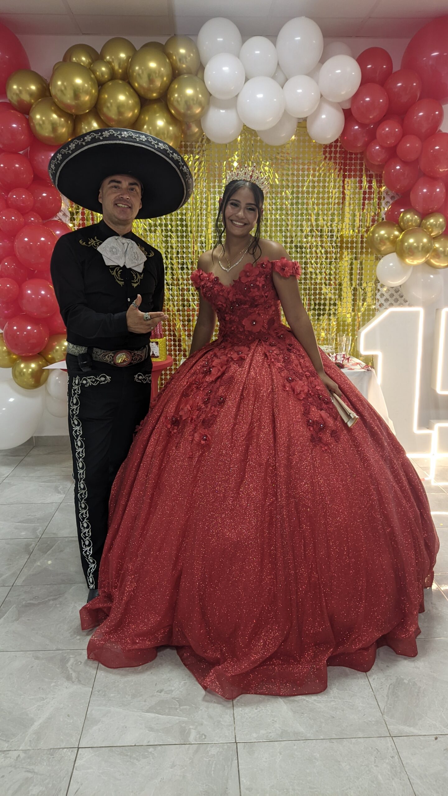 Mariachi preparando una serenata de cumpleaños