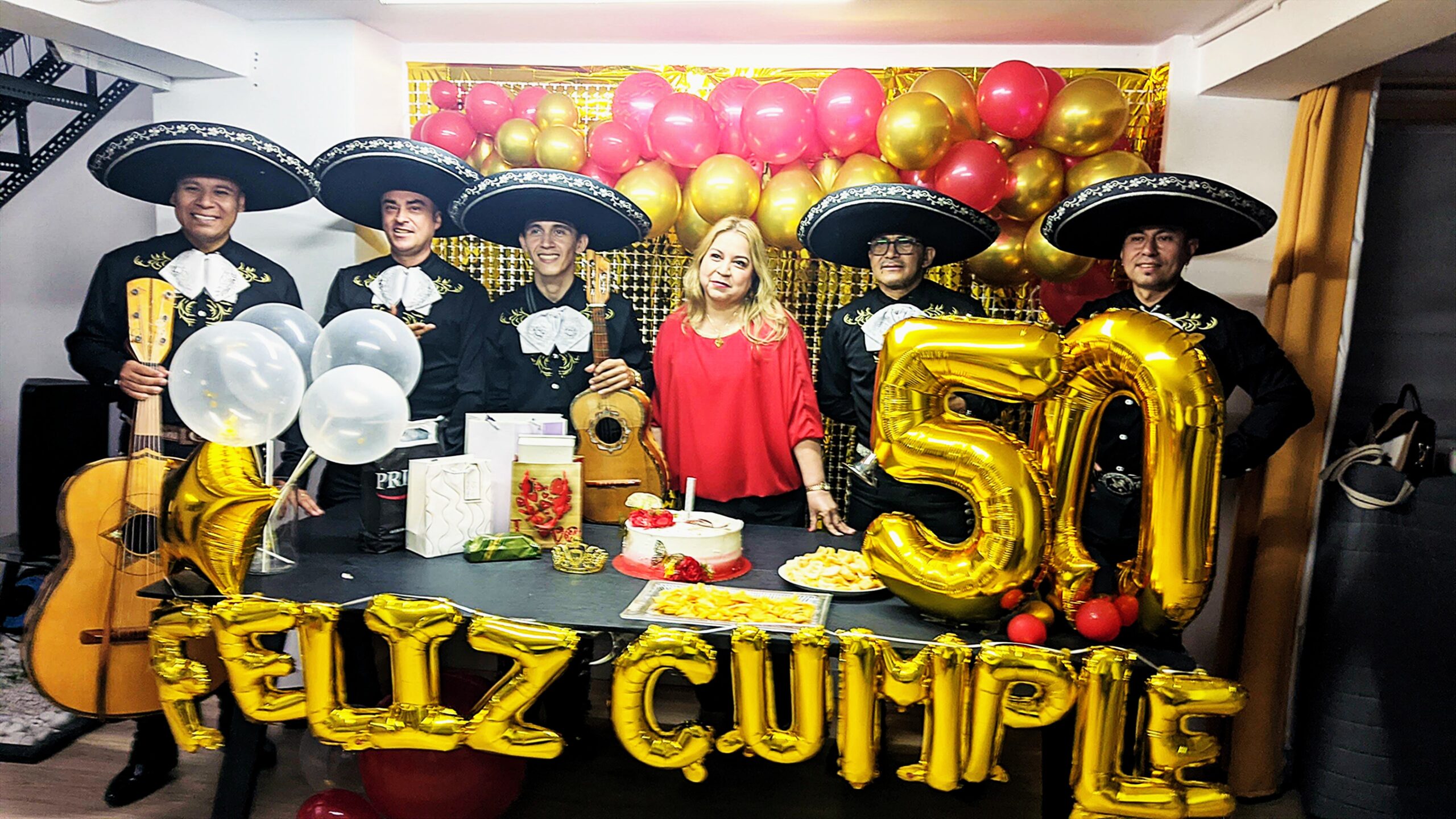 Grupo de mariachi animando un cumpleaños en Valencia