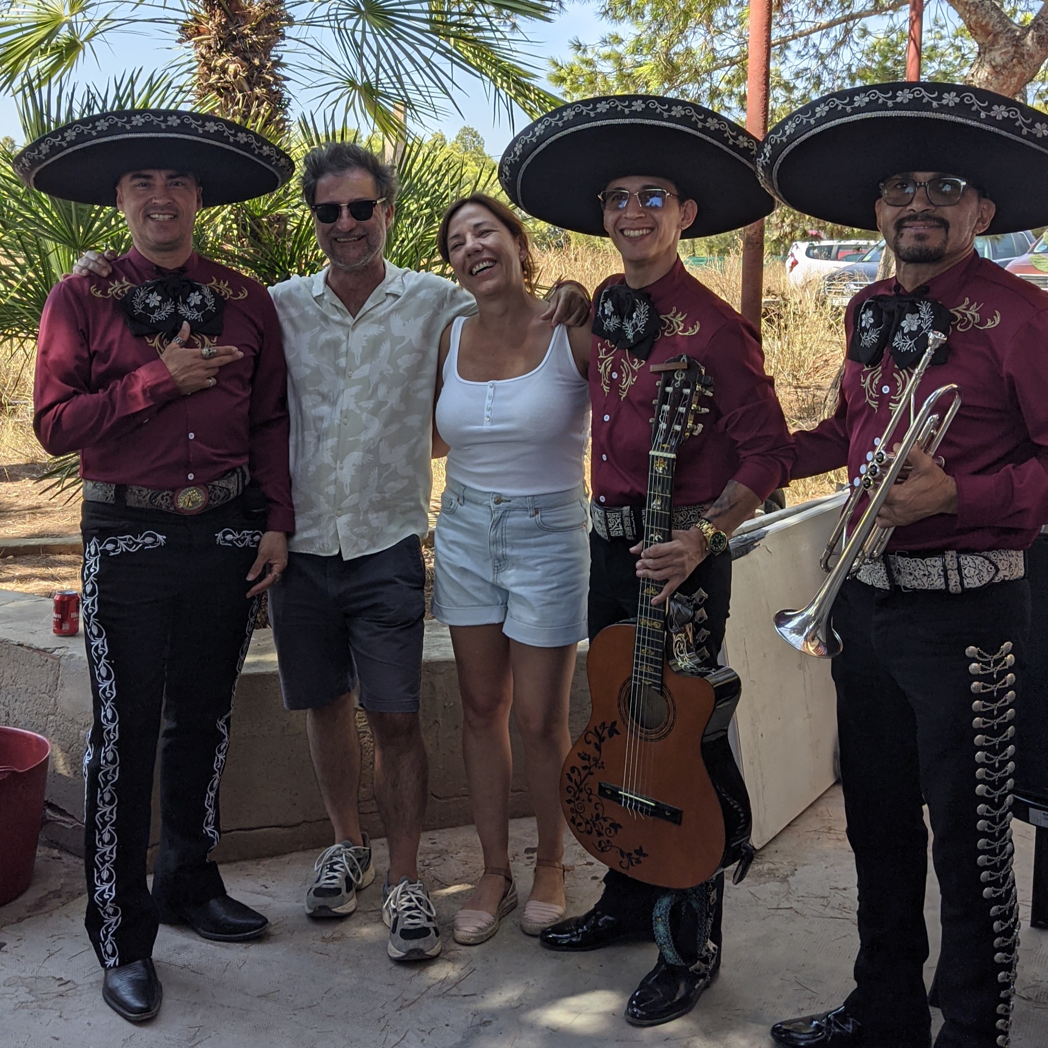 Celebración familiar con mariachi