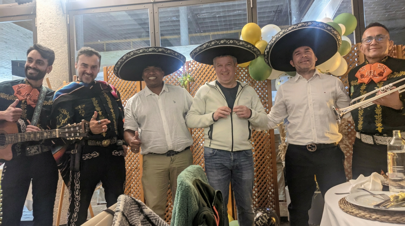 Mariachi entrando como sorpresa en una comida familiar