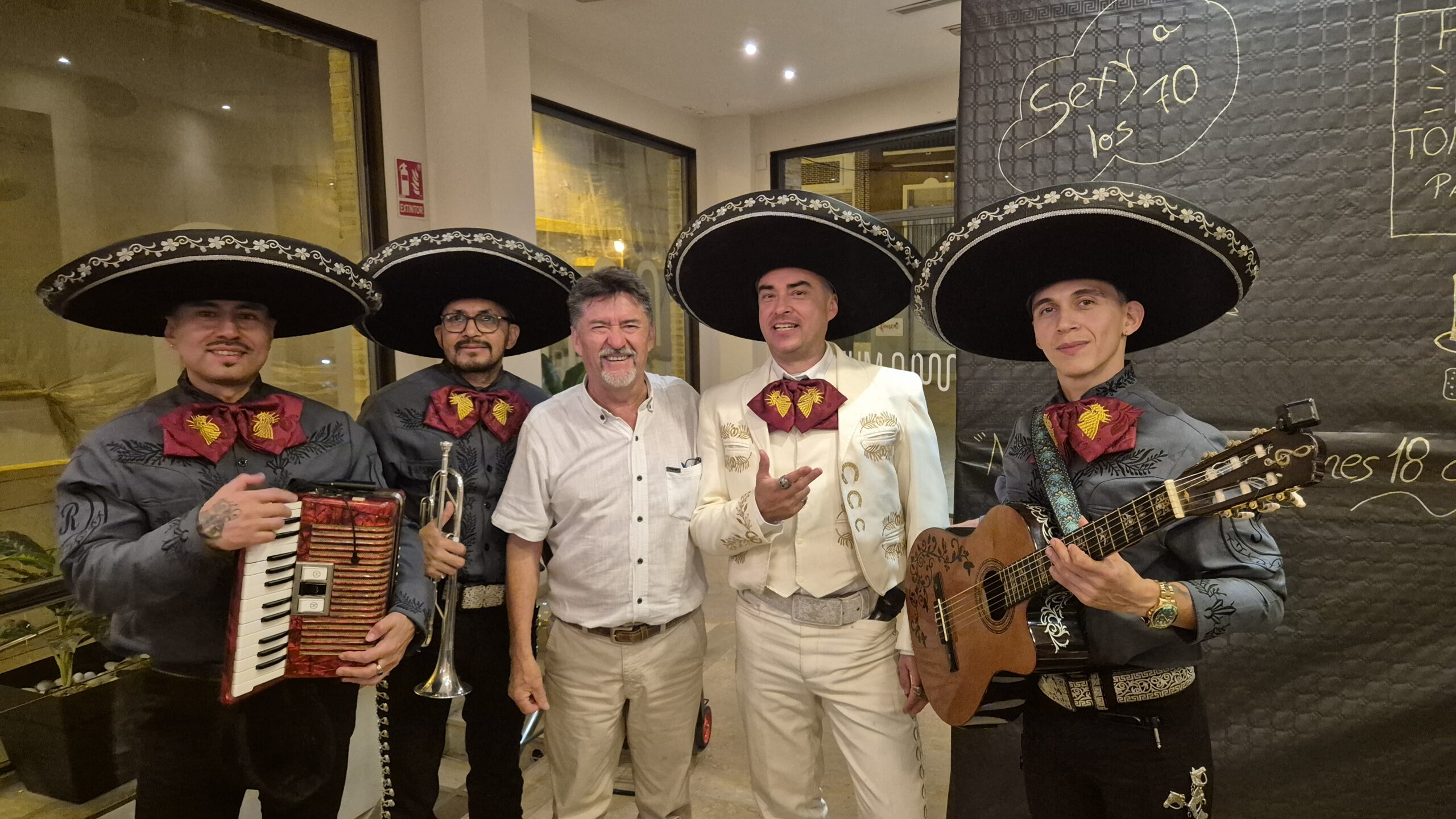 Familia celebrando el Día del Padre con mariachis en Valencia