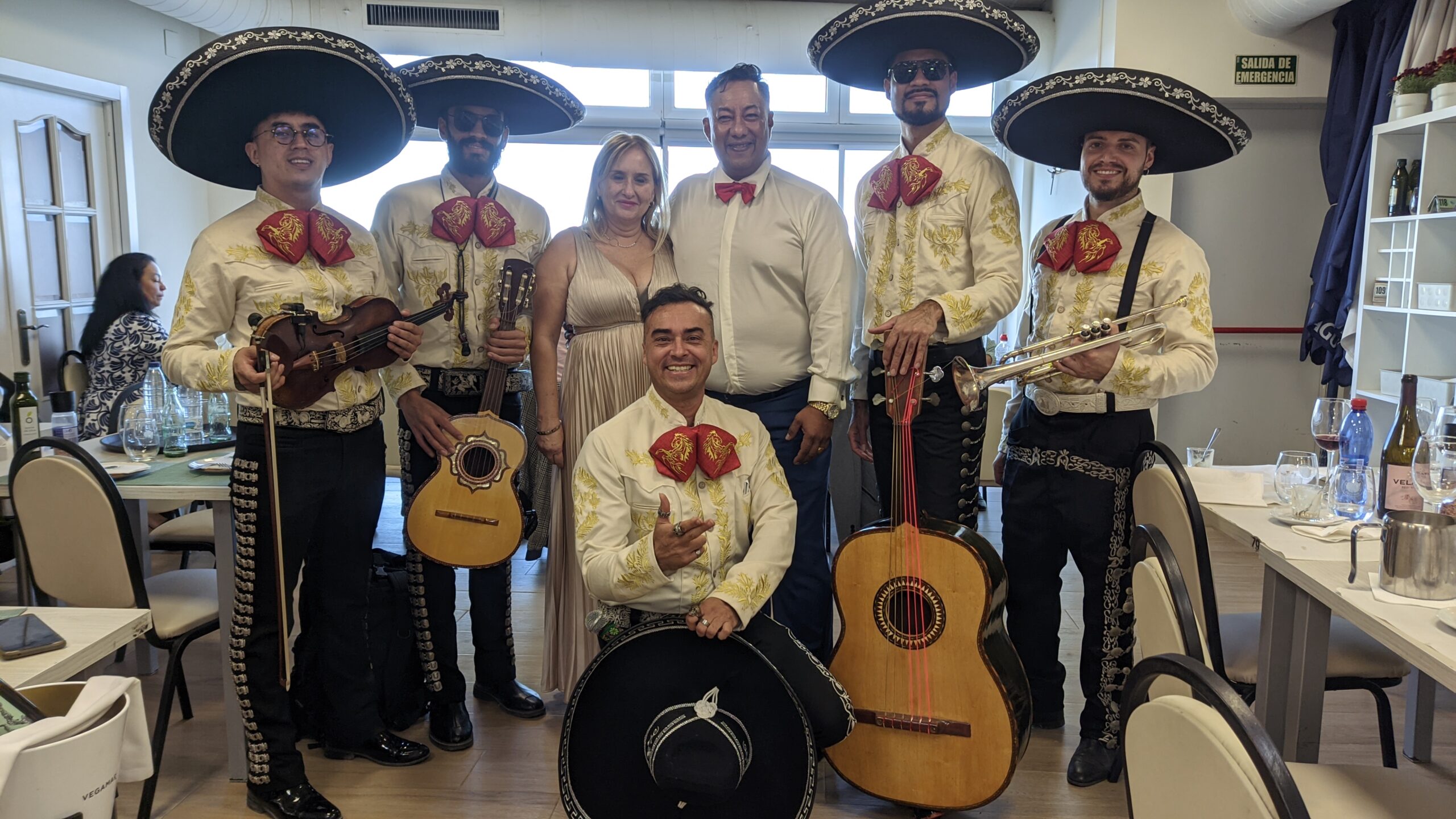 Noche mexicana en restaurante con mariachi