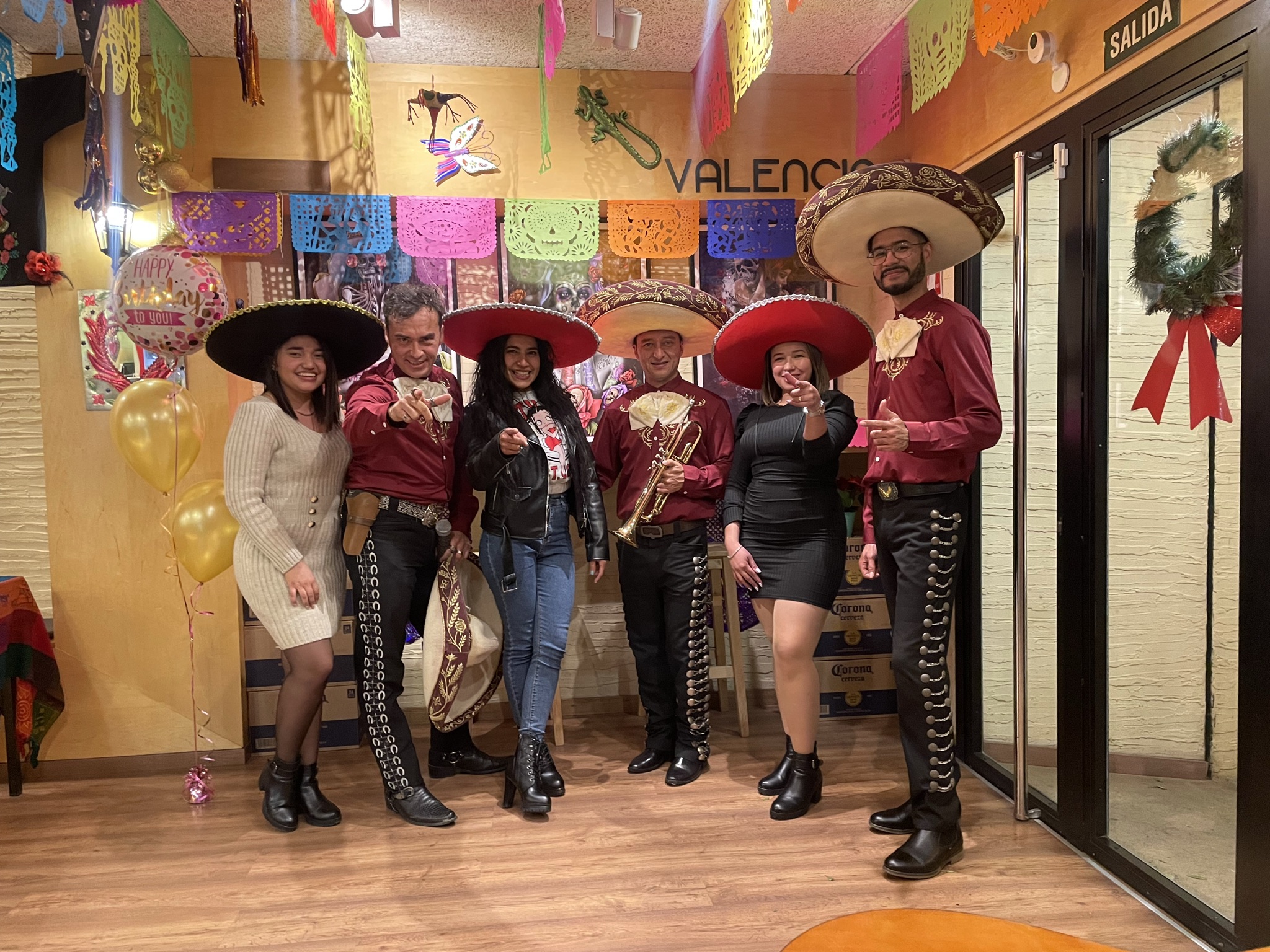 Restaurante con mariachi y ambiente elegante